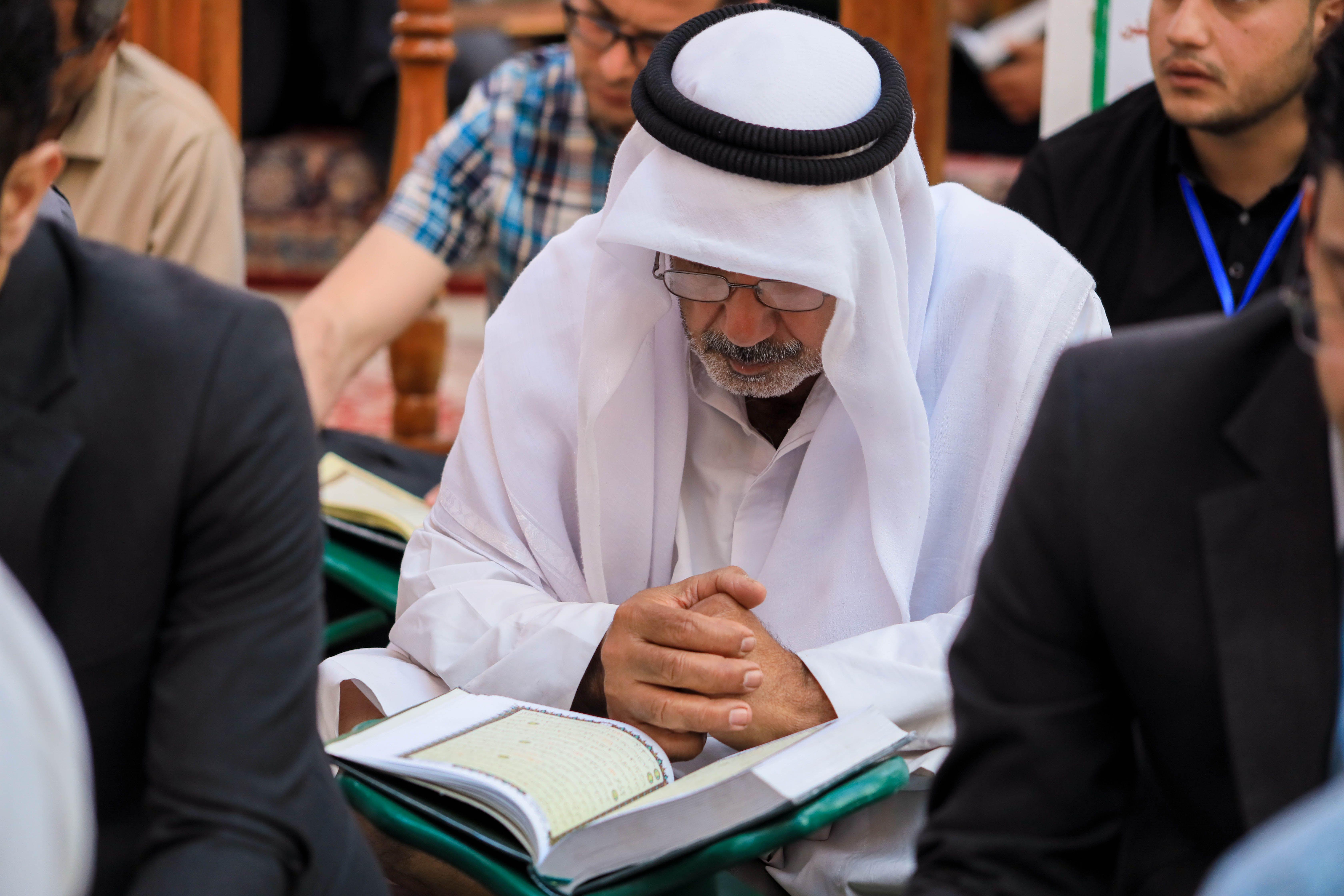 جانب من اليوم الثاني للختمة القرآنية الرمضانية المرتلة في الصحن العباسي الشريف التي يقيمها معهد القرآن الكريم