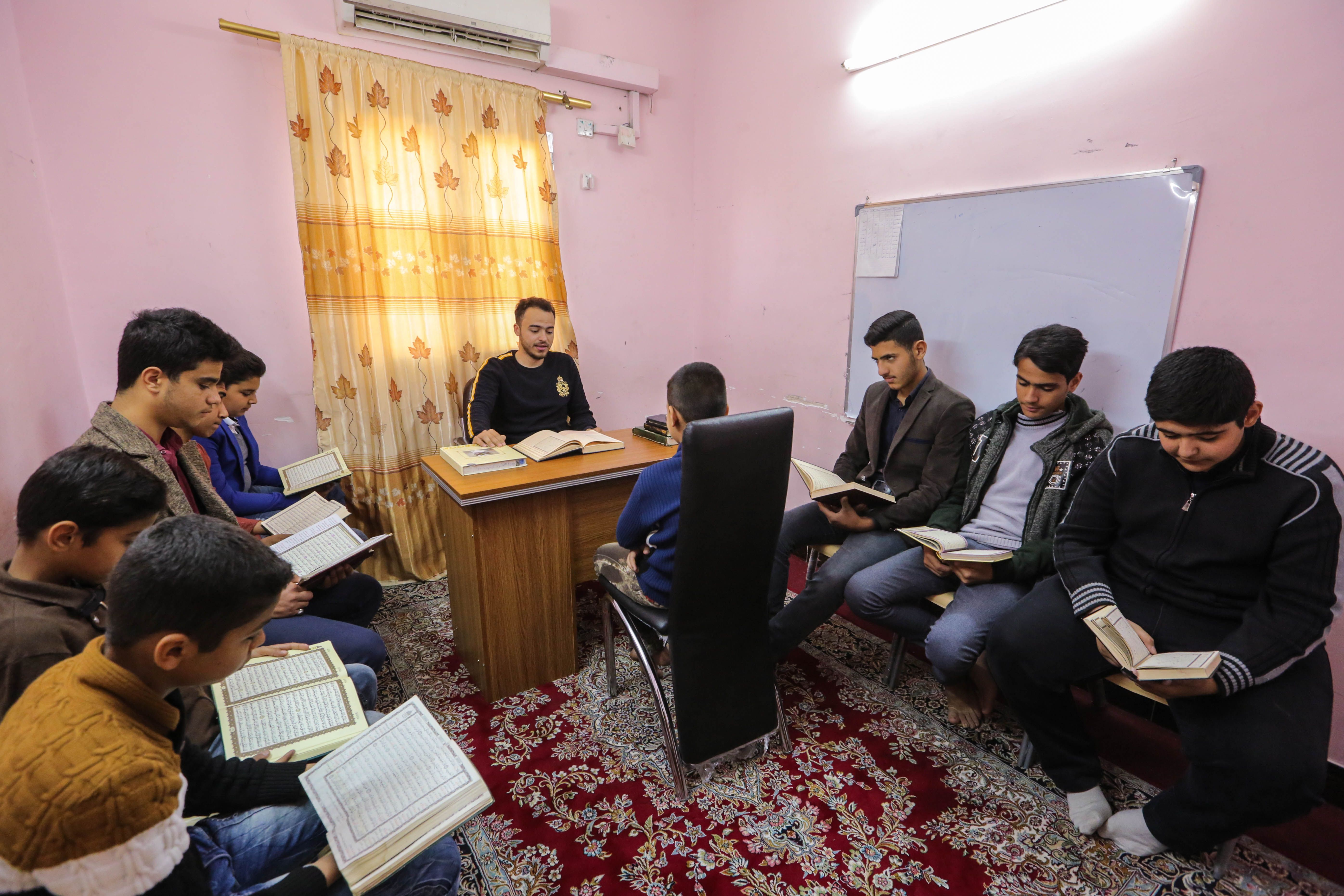 جانب من استمرار دروس وحدة التحفيظ التابعة لمعهد القرآن الكريم في العتبة العباسية المقدسة .