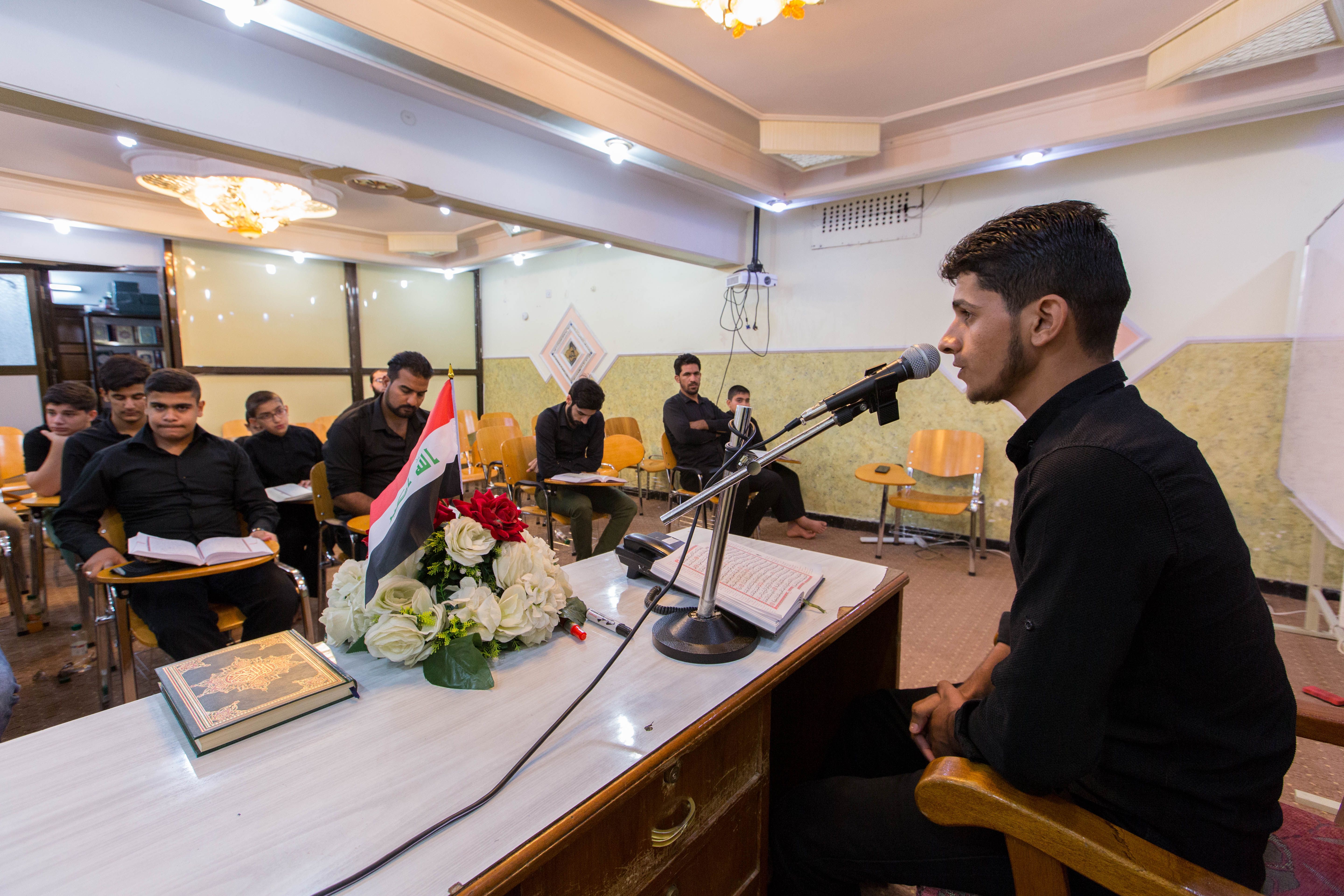 جانب من دورة الصوت والنغم وأحكام التلاوة للمبتدئين التي يقيمها معهد القرآن الكريم في العتبة العباسية المقدسة