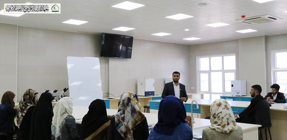 معهد القُرآن الكريم يفتتح دورة قرآنية لأحكام التلاوة والتجويد في جامعة الكفيل - كُلّيّة الصّيدلة ضمن المشروع القُرآنيّ في الجامعات والمعاهد العراقيّة.