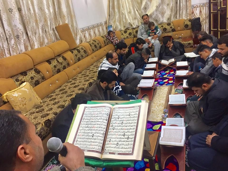 جانب من المحفل القرآني المبارك في بيوت الشهداء السعداء التي يقيمها معهد القرآن الكريم / فرع بابل التابع للعتبة العباسية المقدسة .