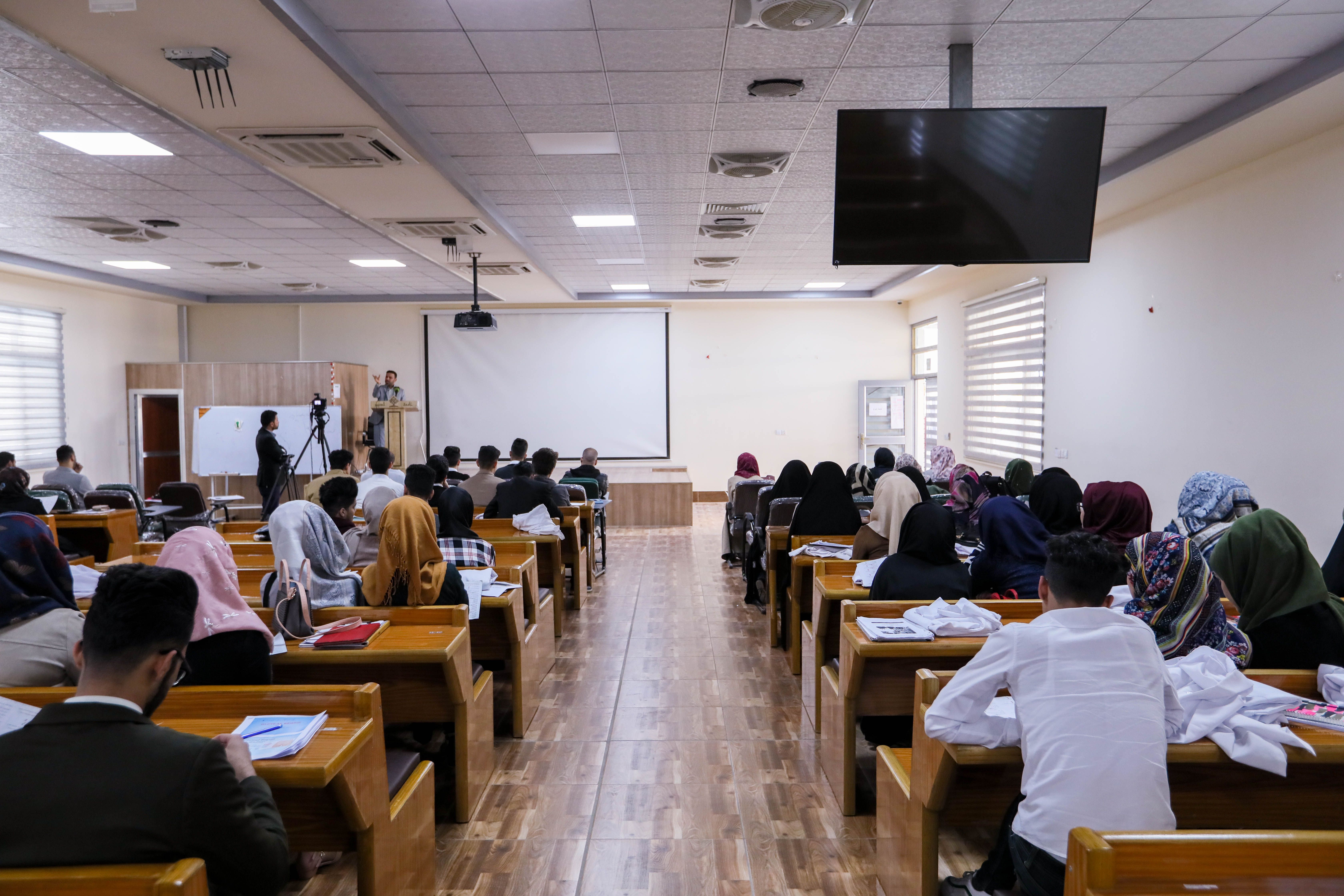 جانب من الدروس القرآنية التي يقيمها معهد القرآن الكريم في جامعة العميد - كلية الطب ضمن المشروع القرآني في الجامعات والمعاهد العراقية