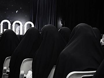 بكلمات ملؤها الفخر والشجاعة.. والدة أحد الشهداء تستحضر سيرة ولدها في مهرجان روح النبوة الثامن