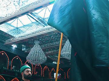 خدمة مرقد أبي الفضل العباس (عليه السلام) يؤدون مراسم الممارسة الولائية في الصحن الشريف