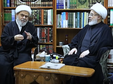 العتبة العباسية المقدسة تسلّم راية عزاء الإمام الحسن (عليه السلام) إلى العتبة الحسينية المقدسة