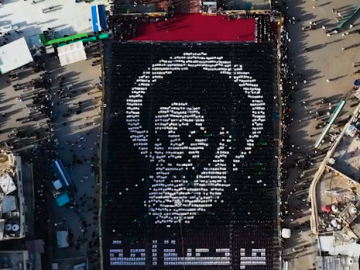 لوحة لخيمة العراق وصمّام أمانه ترسمها أيادي الطلبة المشاركين في حفل التخرج المركزي الخامس.