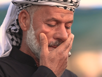 قبل شروق الشمس، يستيقظ أبو عباس ليخدم زائري الإمام الحسين (عليه السلام) في موكبه المتواضع بمدينة الفاو رغم قلة إمكاناته، يرى أبو عباس في هذه الخدمة وسام فخر وشرف له