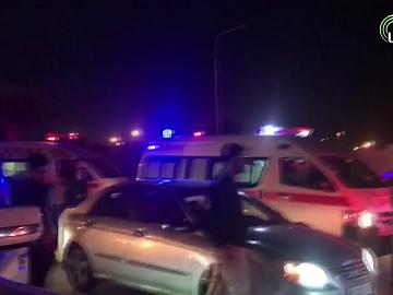 جانب من عمليات نقل جرحى حادث السير في سوريا