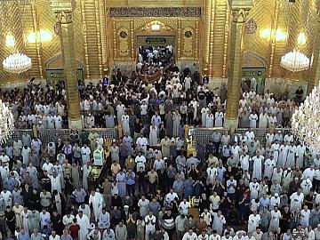 المؤمنون يؤدون زيارة ليلة الجمعة الأولى من شهر ذي الحجة عند مرقد أبي الفضل العباس (عليه السلام).
