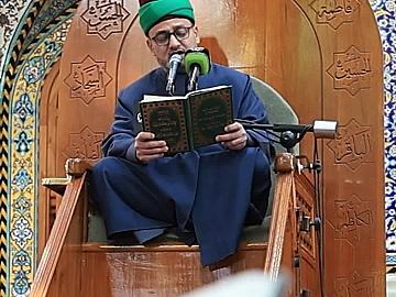 الزائرون يؤدون مراسم قراءة دعاء الندبة في رحاب مرقد أبي الفضل العباس (عليه السلام)