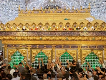 جموع الزائرين تحيي ليلة الجمعة الأولى من شهر ربيع الآخر عند مرقد أبي الفضل العباس (عليه السلام).