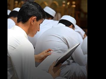 المؤمنون يؤدّون مراسم دعاء الندبة في رحاب مرقد أبي الفضل العباس (عليه السلام)