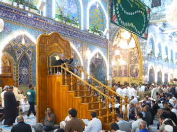 المؤمنون يؤدون قراءة دعاء كميل في مرقد أبي الفضل العباس (عليه السلام).