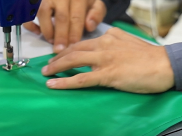خياطو العتبة العباسية المقدسة ينهون أعمال تهيئة القبعات الخاصة بحفل تخرج بنات الكفيل التاسع