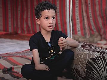 الطفل كرار حميد من محافظة البصرة، رغم ما يعانيه من إعاقة وحاجة طبية ماسة لاستبدال عظمة الساعد، لم يسمح لألمه الصامت أن يمنعه من العطاء