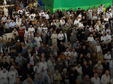 جموع الزائرين تحيي ليلة الجمعة عند مرقد أبي الفضل العباس (عليه السلام) وسط أجواءٍ إيمانية