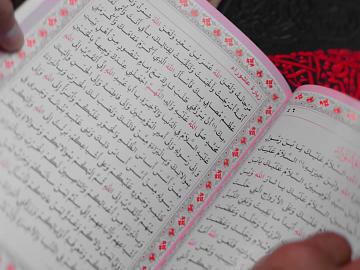 بمشاركة جموع المؤمنين.. تأدية مراسم قراءة زيارة عاشوراء في صحن مرقد أبي الفضل العباس (عليه السلام).