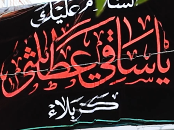 العتبة العباسية المقدسة تطلق حملة لنشر السواد ولافتات العزاء الحسيني في شوارع مدينة كربلاء وساحاتها