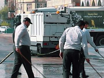 خدمة بلا كلل.. سواعد تذوب خدمةً لزوار مرقد أبي الفضل العباس (عليه السلام)
