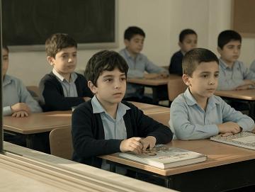 عندما يبتسم الطفل في وجه الدمار