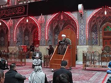 الزائرون يؤدون مراسم قراءة دعاء الندبة في صحن مرقد أبي الفضل العباس (عليه السلام)