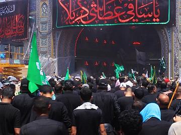 أثقلهم العمر... ولم يثقل شوقهم إلى الحسين (عليه السلام)