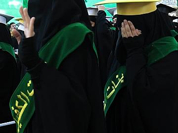 مسيرة في رحاب العتبتين المقدستين للمشتركات بحفل تخرج طالبات الجامعات العراقية