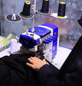 عبر معمل الخياطة التابع له.. مجمع العفاف النسوي يجهز نحو 3000 عباءة لطالبات جامعة كربلاء المرتديات العباءة العراقية.