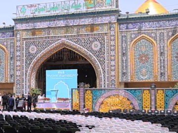 عدد من أعضاء مجلس إدارة العتبة العباسية المقدسة ومسؤوليها يُشرفون على وضع اللمسات الأخيرة لمكان ترديد قَسَمِ تخرج طلبة الجامعات