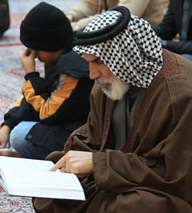 الزائرون يؤدون مراسم قراءة دعاء الندبة في رحاب مرقد أبي الفضل العباس (عليه السلام)