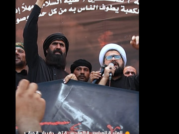 العتبة العباسية المقدسة تهدي راية مرقد أبي الفضل العباس (عليه السلام) لهيأة الحمزة عم النبي (صلى الله عليه وآله)