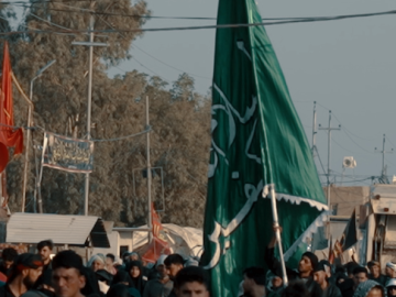 الشاب حسين يحمل رايته التي تزن خمسة وثلاثين كيلوغرامًا من العمارة إلى كربلاء المقدسة ؛حبا وولاء لأبي الفضل الفضل وأهل البيت (عليهم السلام)