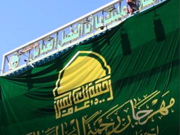 بقياس 78م2.. تثبيت لافتة مهرجان رحمةً للعالمين الدولي الأول على باب القبلة لمرقد أبي الفضل العباس (عليه السلام)