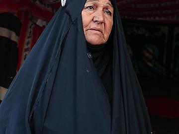 أم عباس من أهالي البصرة، تبلغ من العمر 67 عامًا، لكنها تملك قلبا لا يشيخ، أفنت حياتها في خدمة زوار الإمام الحسين (عليه السلام)، وتمضي أيامها في العطاء وهي تستقبل الزائرين بمحبة لا تعرف الحدود