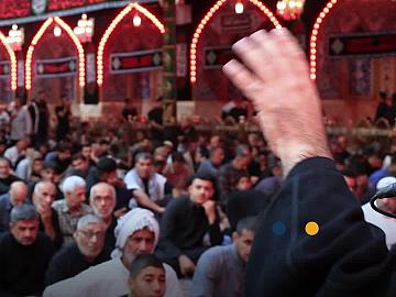 منابر للتوعية الدينية بلغات متعددة في صحن مرقد أبي الفضل العباس (عليه السلام) لخدمة زائري الأربعين