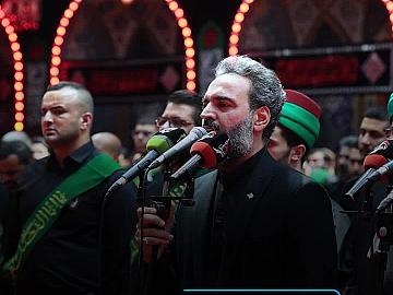 خَدَمة مرقد أبي الفضل العباس (عليه السلام) يقدّمون تعازيهم بذكرى عاشوراء من أمام مرقده الطاهر