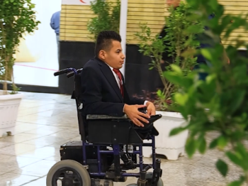 في حفل تخرج طلبة الجامعات.. يبرز مشهد طالب من ذوي الهمم تحدى الصعاب بإرادة وصبر حتى بلغ حلمه واحتفى بتخرجه عند مرقد أبي الفضل العباس (عليه السلام)