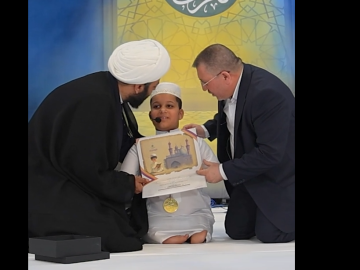 الطفل "عباس" من ذوي الهمم لم يتوقف عن حفظ القرآن الكريم وقراءة آياته