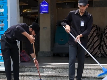 قسم الشؤون الخدمية يواصل أعمال تنظيف محيط العتبة العباسية المقدسة وغسله.