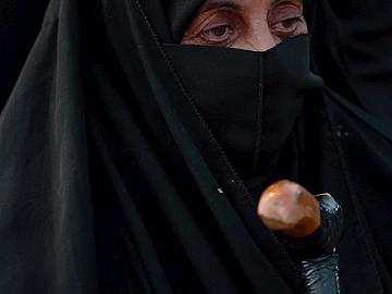 على الرغم من مرضه هو وزوجته يبادر سنويا الحاج هادي حسن إلى تقديم أبسط الخدمات للزائرين الكرام