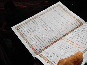 بقلوبٍ خاشعة.. المؤمنون يرفعون أكف الدعاء متوسلين بجاه النبي الأعظم (صلى الله عليه وآله): يا وجيهاً عند الله اشفع لنا عند الله