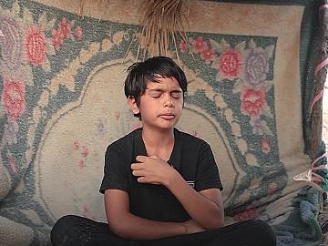 يحمل الوجع بقلب صغير.. الطفل كاظم عباس من البصرة، يخدم زائري الإمام الحسين (عليه السلام) راجيًا شفاء شقيقته لتشاركه شرف الخدمة في موكبه الحسيني