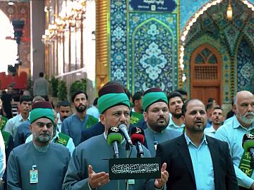 خَدَمة العتبة العباسية المقدسة يؤدّون مراسم الممارسة الولائية في الصحن الشريف لمرقد أبي الفضل العباس (عليه السلام).
