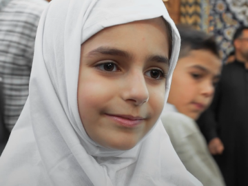 بأقراطها وعيديتها.. الطفلة رهف ترسم خارطة جديدة للتضامن الإنساني مع الشعبين اللبناني والإيراني