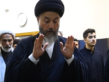 إقامة صلوات الجماعة بإمامة أساتذة الحوزة العلميّة وطلابها لزائري الأربعين في مضيف العتبتين المقدستين