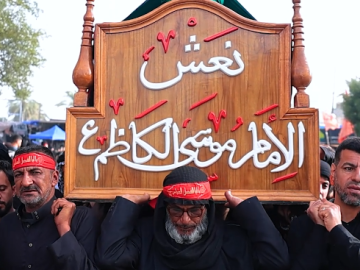 عند مرقده الطاهر… المواكب العزائية تحيي ذكرى شهادة الإمام الكاظم (عليه السلام)