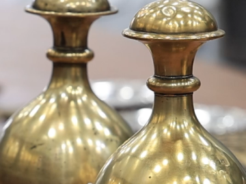 العتبة العباسية المقدسة تسلم متحف العتبة الكاظمية المقدسة الوجبة السادسة من المقتنيات المتحفية