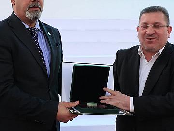 العتبة العباسية المقدسة تكرّم عددًا من ممثلي الجامعات العراقية ضمن فقرات حفل تخرج دفعة بنات الكفيل العاشرة.