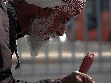 آخر السائرين إلى كربلاء  أبو مجبل من أهالي البطحاء في محافظة ذي قار، بلغ الثمانين من عمره، وتحامل على كبر سنه ومرضه متكئًا على عصاه، فكان آخر الواصلين إلى كربلاء لإحياء أربعين الإمام الحسين (عليه السلام)