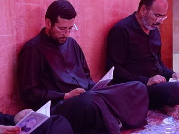 وسط أجواء ايمانية...المؤمنون يشاركون في قراءة دعاء الندبة بمقام الإمام المهدي (عجّل الله فرجه الشريف)